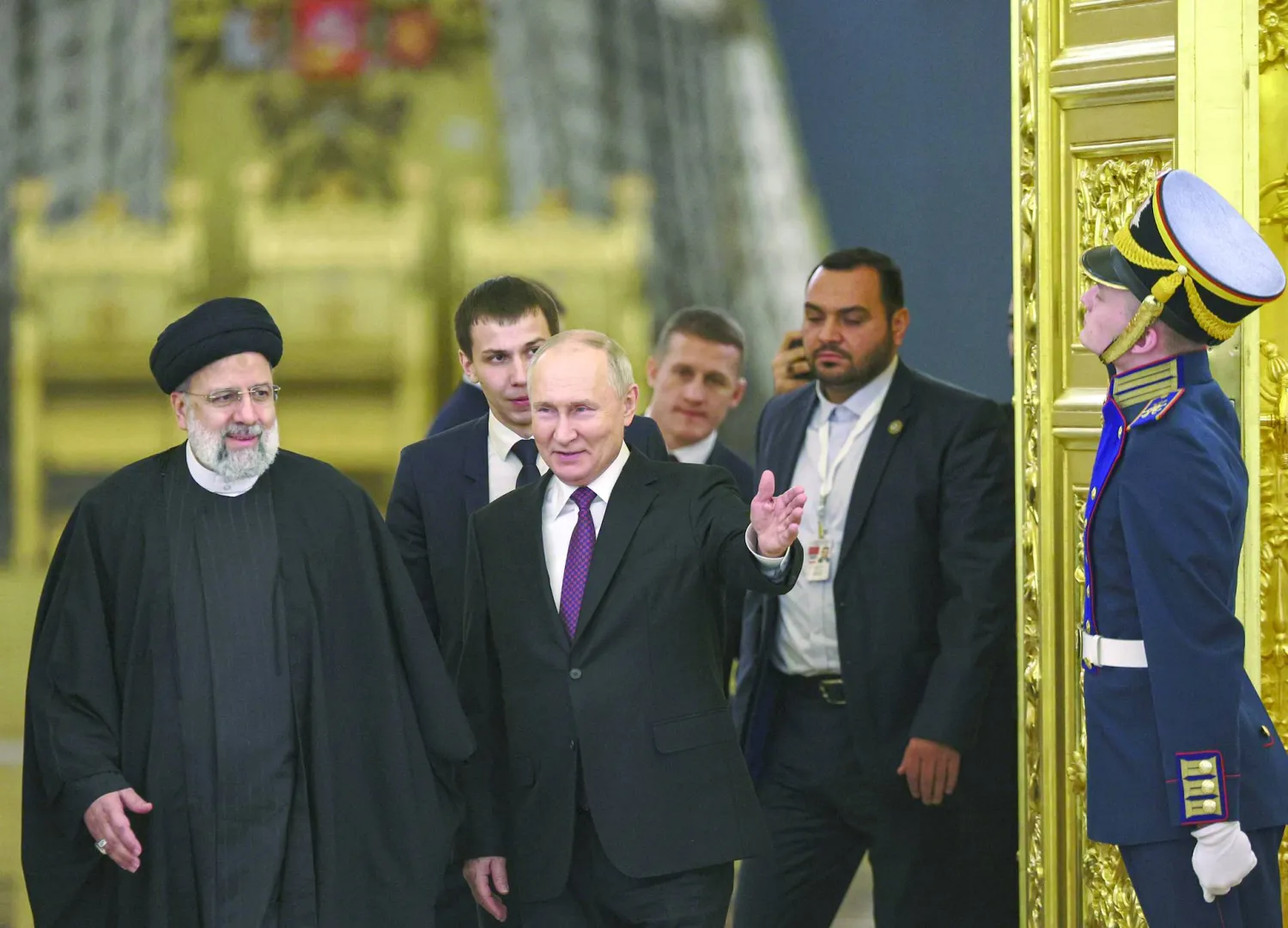 الرئيس الروسي فلاديمير بوتين مرحِّباً بنظيره الإيراني إبراهيم رئيسي في الكرملين في السابع من الشهر الجاري (إ.ب.أ)