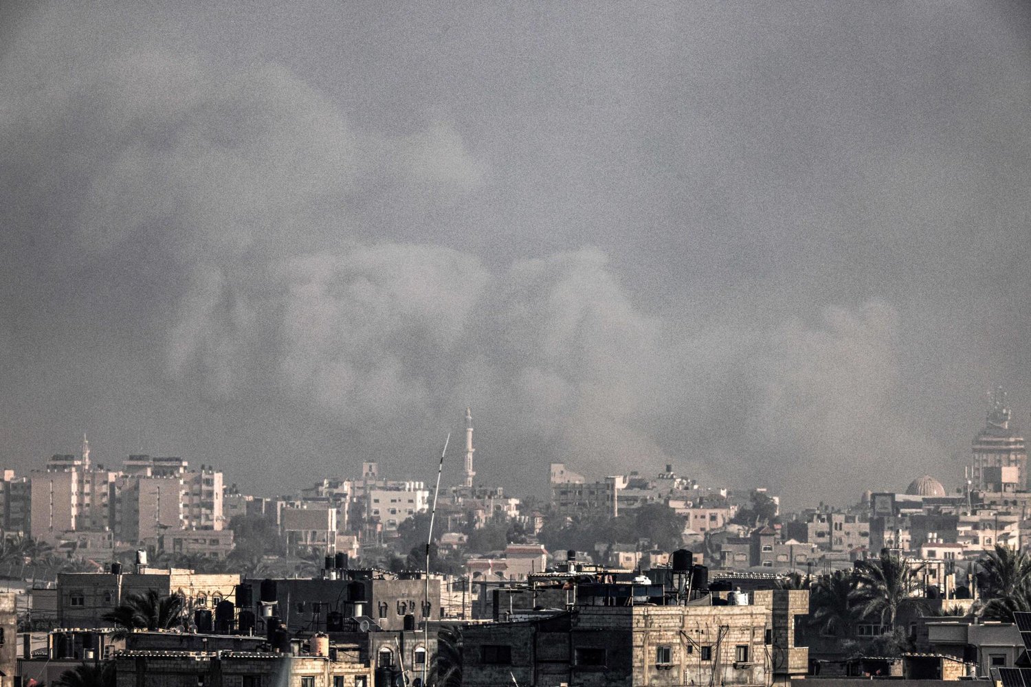 تظهر هذه الصورة الملتقطة من رفح الدخان يتصاعد فوق خان يونس في جنوب قطاع غزة خلال غارة إسرائيلية في وقت مبكر من يوم 12 ديسمبر 2023 وسط معارك مستمرة بين إسرائيل وحركة «حماس» (أ.ف.ب)