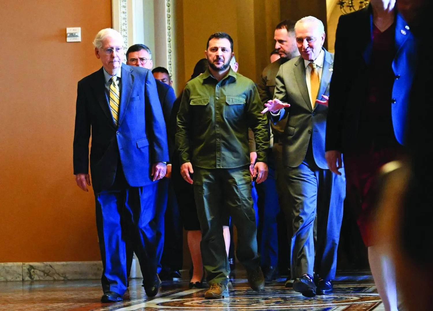 زيلينسكي مع زعيمَي الجمهوريين والديمقراطيين في مجلس الشيوخ الأميركي 21 سبتمبر 2023 (أ.ف.ب)