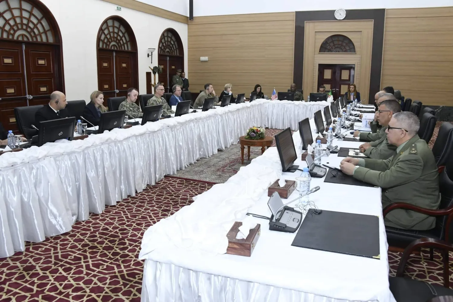 وفد من القيادة العسكرية الأميركية لأفريقيا في اجتماع بوفد عسكري جزائري في فبراير الماضي (وزارة الدفاع الجزائرية)