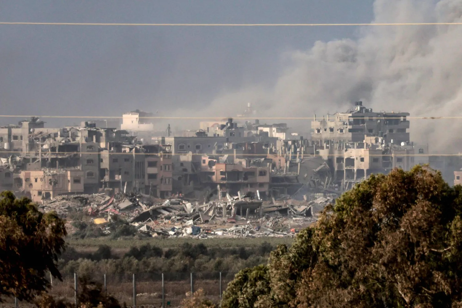 الدخان يتصاعد أثناء القصف الإسرائيلي على شمال غزة (أ.ف.ب)