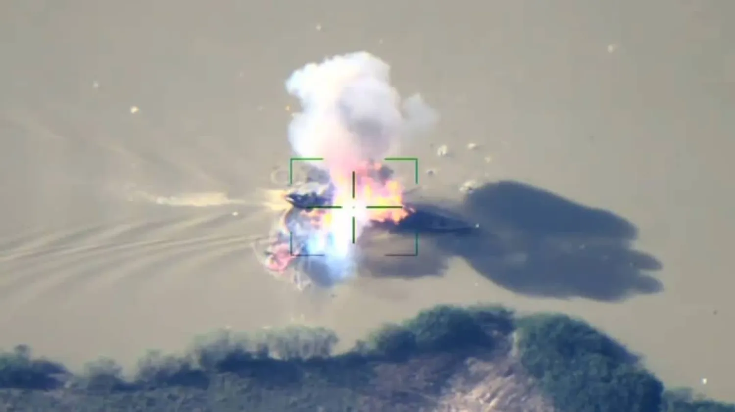 صورة نشرها الجيش النيجري للحظة قصف زورق كان على متنه الزعيم الإرهابي يولو جامبروس (صحافة محلية)