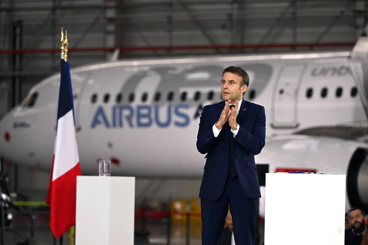 الرئيس إيمانويل ماكرون (الاثنين) يتحدث بمناسبة زيارة قام بها إلى مدينة تولوز - مركز الصناعات الجوية الفرنسية (أ.ب)