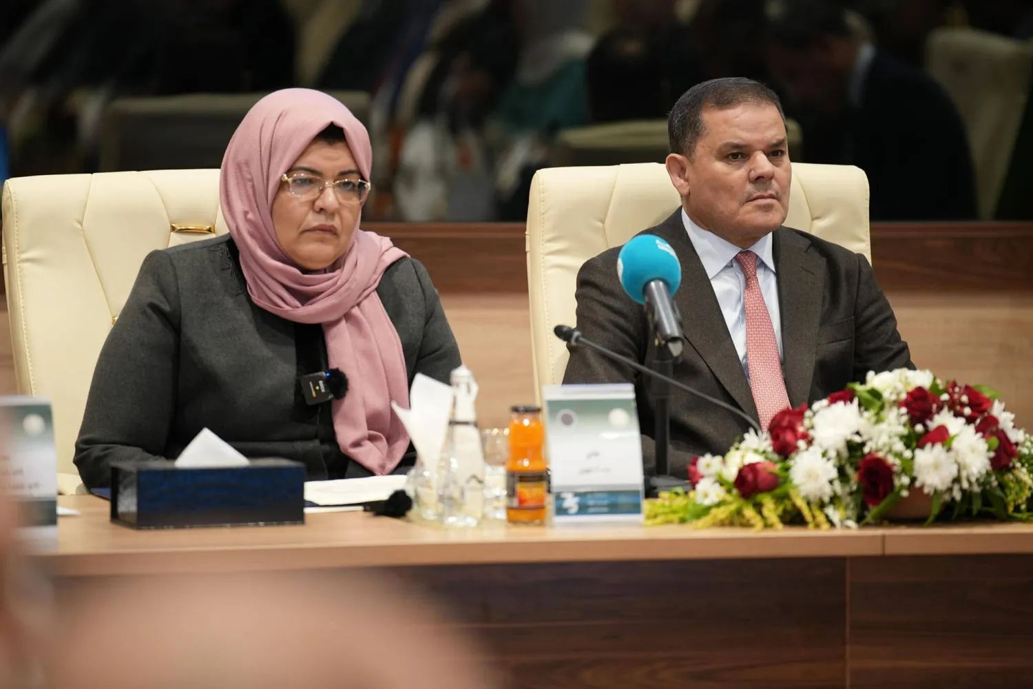 الدبيبة ووزيرة العدل في حكومته حليمة عبد الرحمن في لقاء سابق (المكتب الإعلامي لوزارة العدل)
