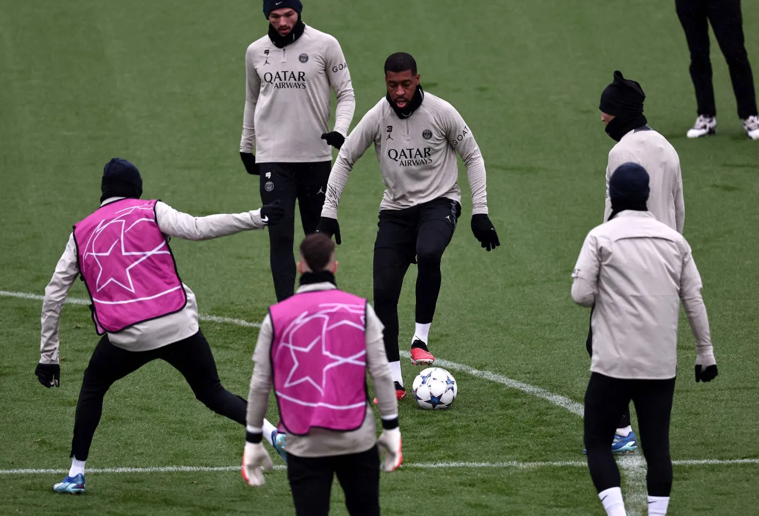 لاعبو سان جيرمان خلال التدريبات قبل الموقعة الصعبة أمام دورتموند (أ.ف.ب)