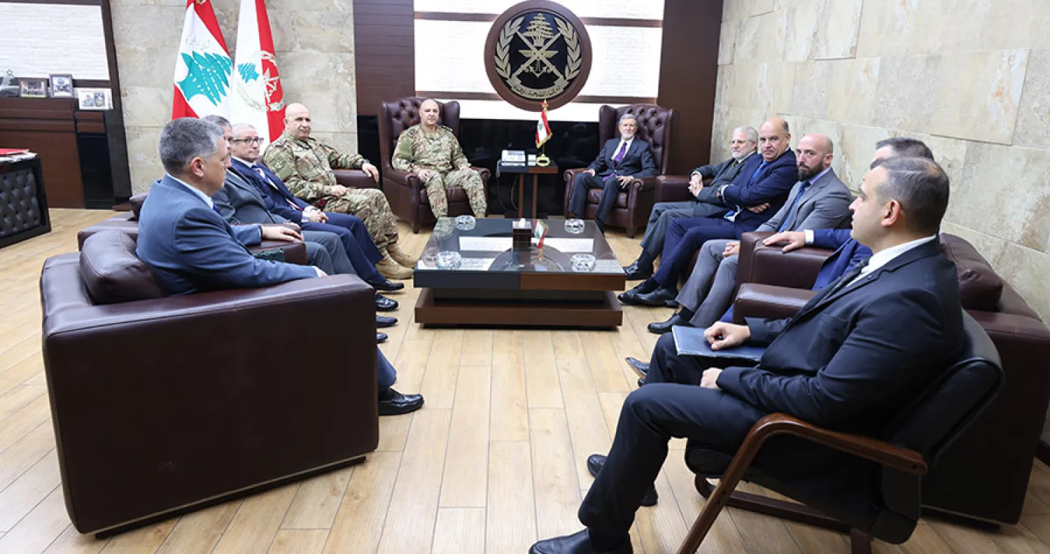 العماد جوزف عون مجتمعاً مع وفد إسباني ضم مدير المخابرات الإسباني بحضور السفير الإسباني في لبنان والملحق العسكري (الوكالة الوطنية)