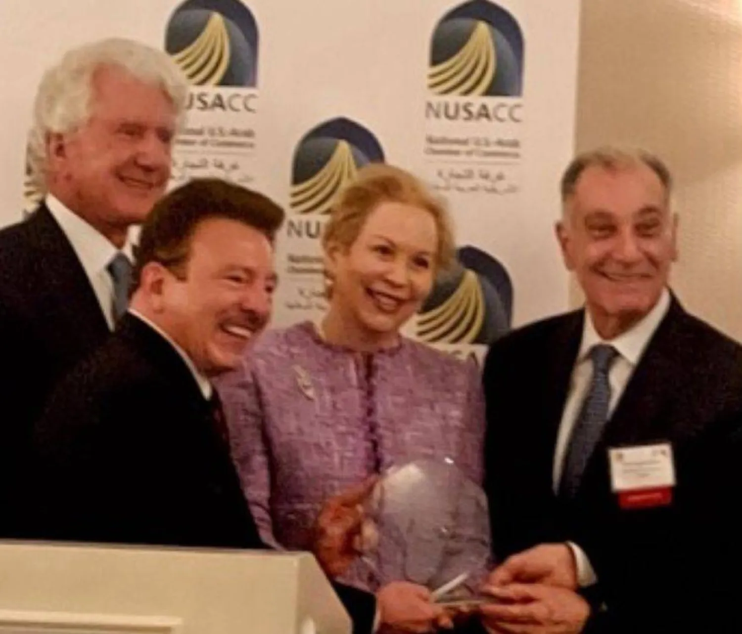 للا جمالة العلوي سفيرة المغرب في واشنطن لدى تسلمها جائزة «سفيرة العام» (ماب)