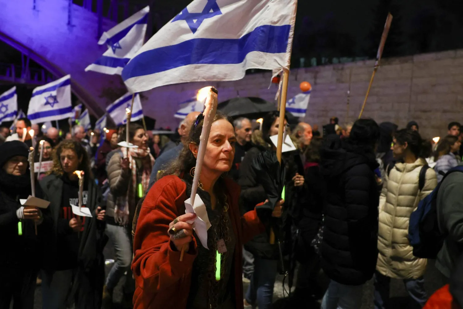 جانب من المسيرات المطالبة بالإفراج عن الرهائن لدى «حماس»... (رويترز)