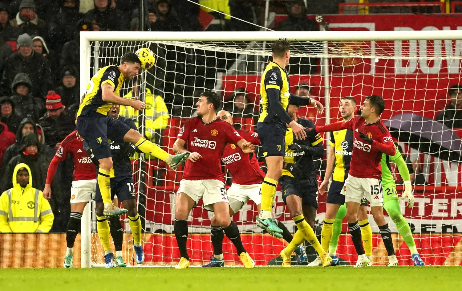 ماركوس سينيسي يختتم ثلاثية بورنموث في شباك يونايتد في معقله (ب.أ)