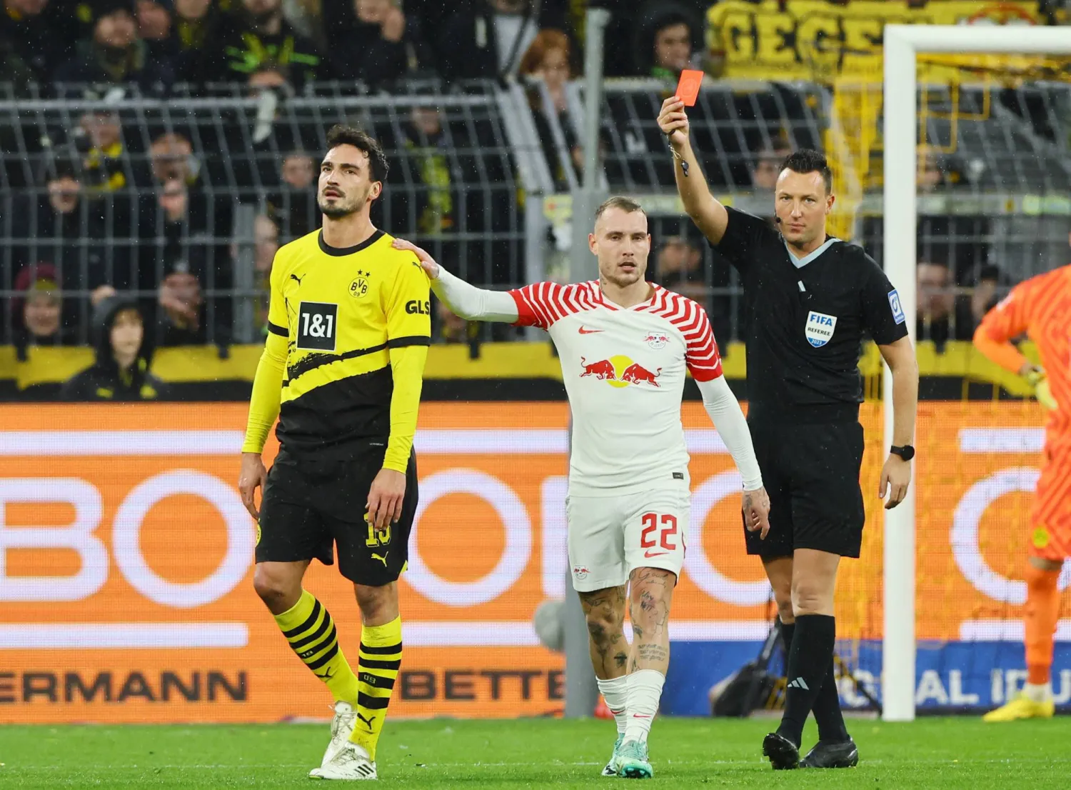 مدافع دورتموند هوميلس لحظة تلقيه البطاقة الحمراء خلال مواجهة لايبزيغ في الدوري الألماني (رويترز)