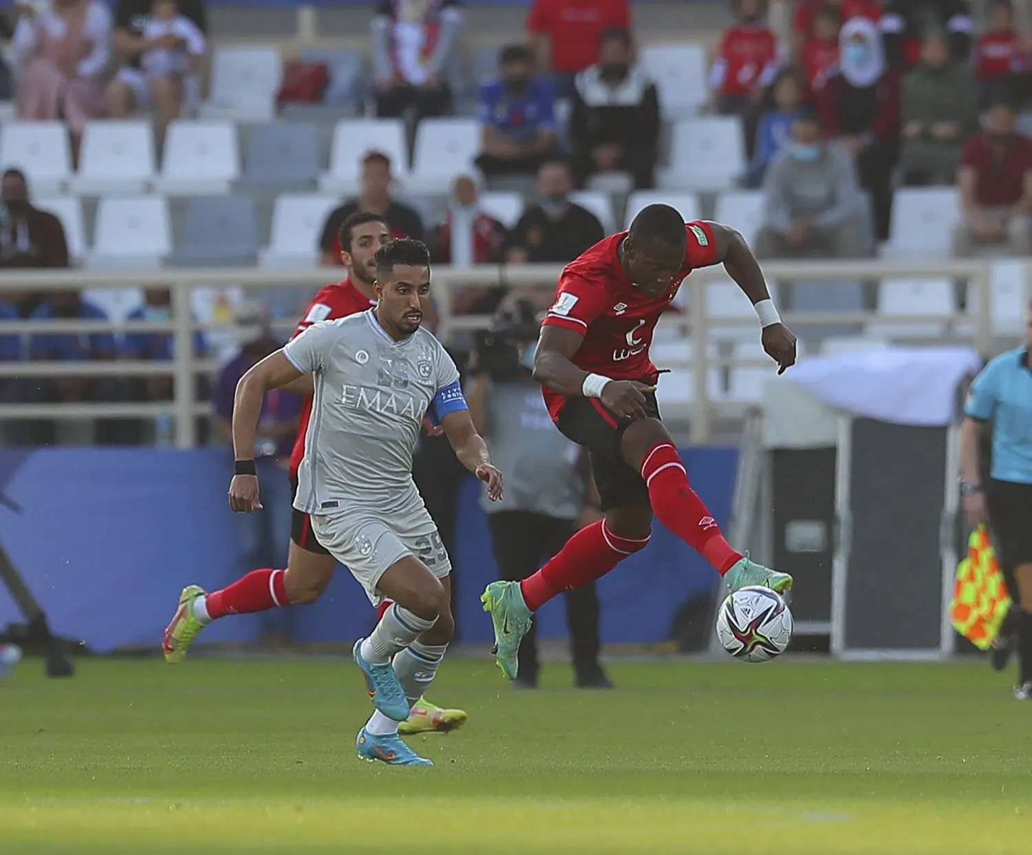 من المواجهة التي جمعت الهلال والأهلي المصري في مونديال 2021 بالإمارات (تصوير: علي الظاهري)