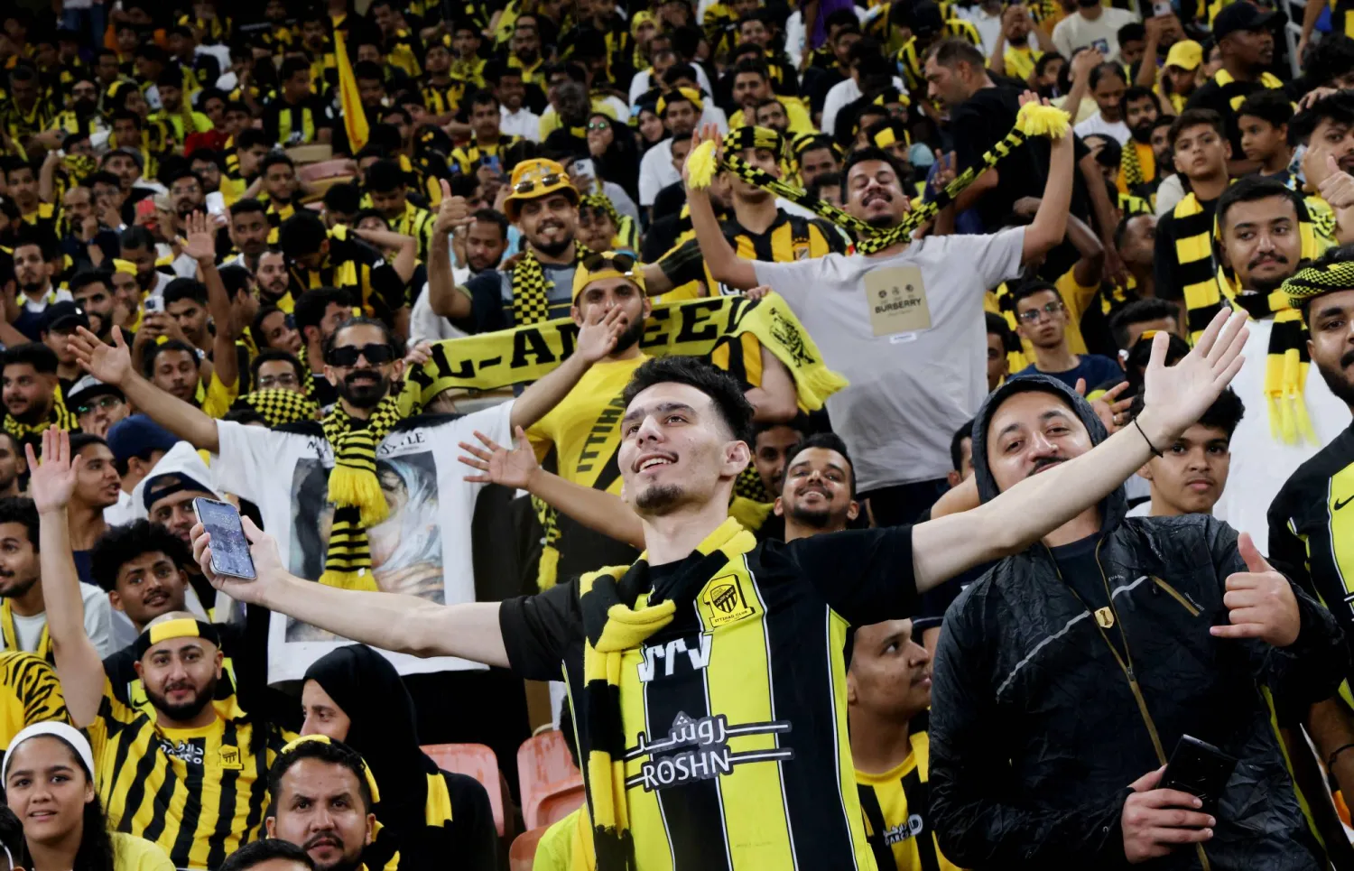 جماهير الإتحاد تتطلع للمضي قدما في البطولة العالمية (رويترز)