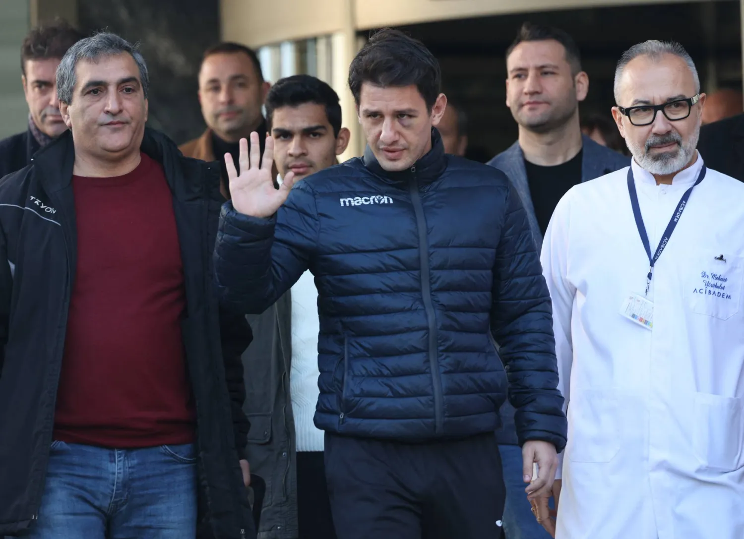 لحظة خروج الحَكم ميلر من المستشفى (أ.ف.ب)