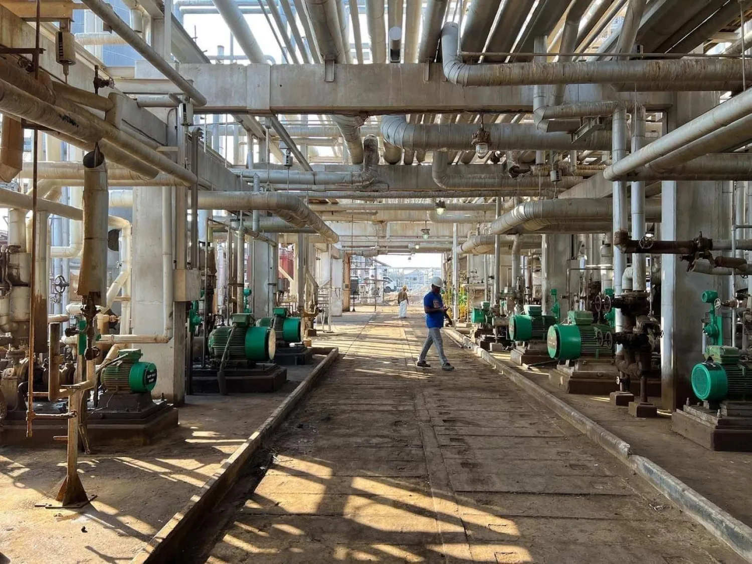 تشغيل وحدة الأسفلت في مصافي عدن بعد 8 سنوات من التوقف (إعلام حكومي)