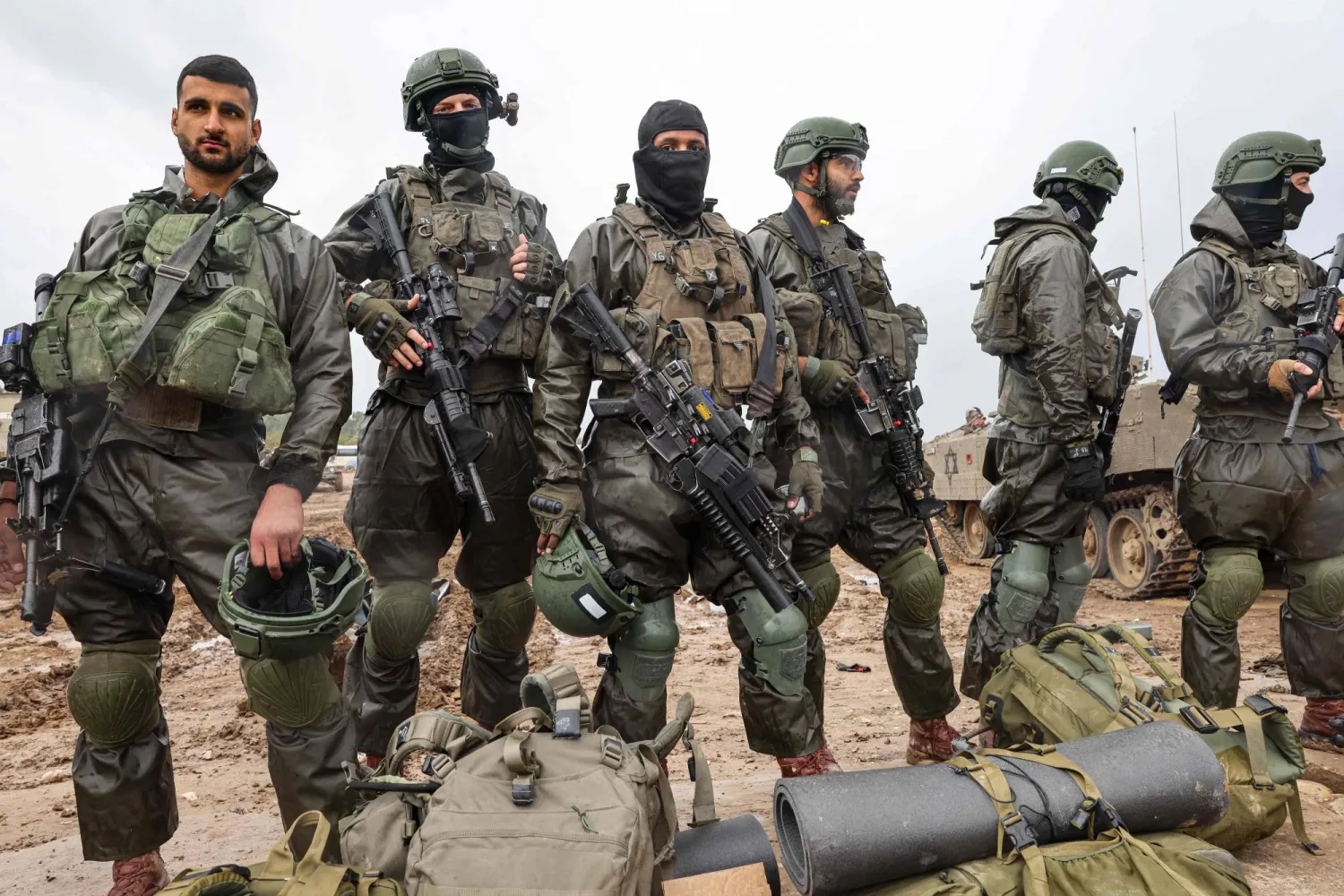 جنود إسرائيليون يستعدون للعودة إلى قطاع غزة (أ.ف.ب)