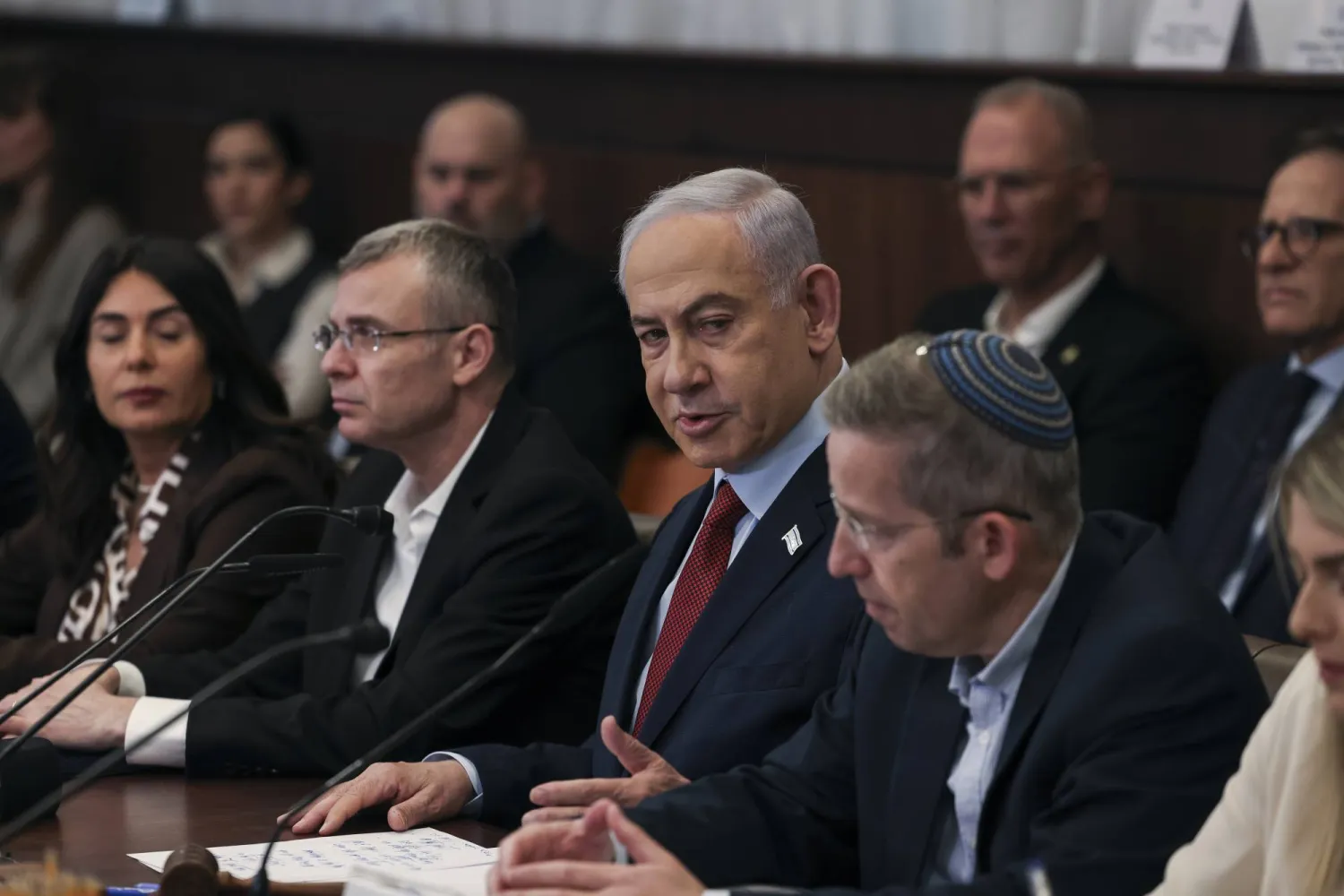 رئيس الوزراء الإسرائيلي خلال اجتماع لحكومته في القدس يوم الأحد (أ.ب)