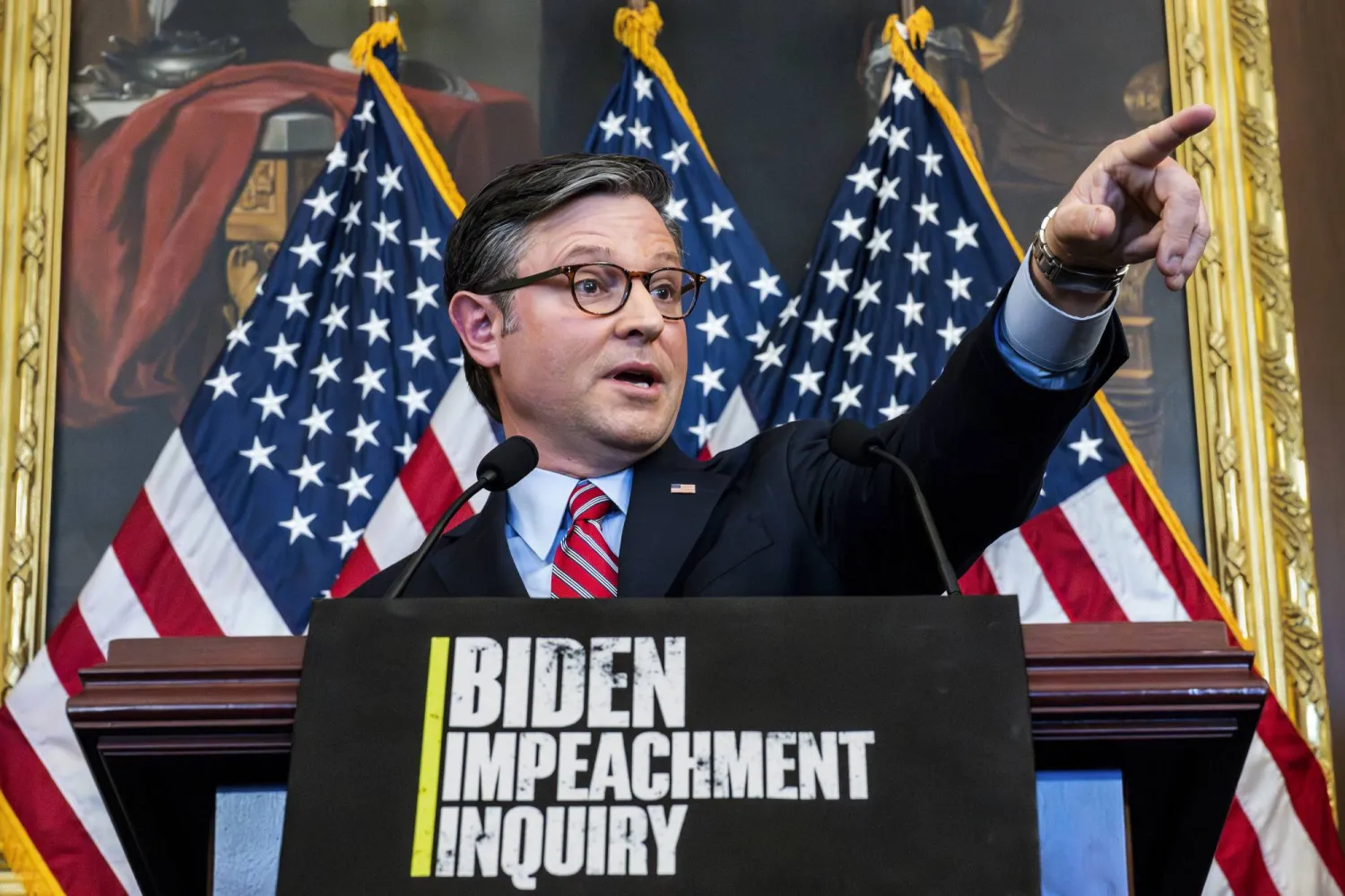 رئيس مجلس النواب مايك جونسون في لقاء مع الصحافيين حول جهود الجمهوريين للتحقيق في ممارسات بايدن 29 نوفمبر (أ.ب)