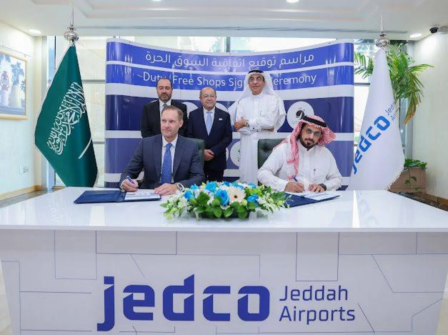 ممثلو الجهات خلال توقيع اتفاقية تشغيل «السوق الحرة» بمطار الملك عبد العزيز الدولي.