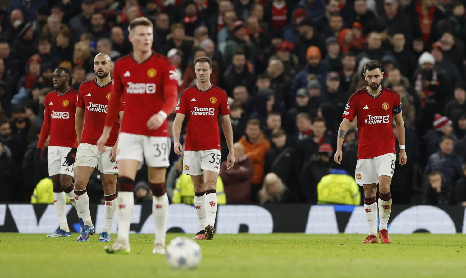 الإحباط على ملامح لاعبي يونايتد بعد الخروج من دوري الأبطال (رويترز)