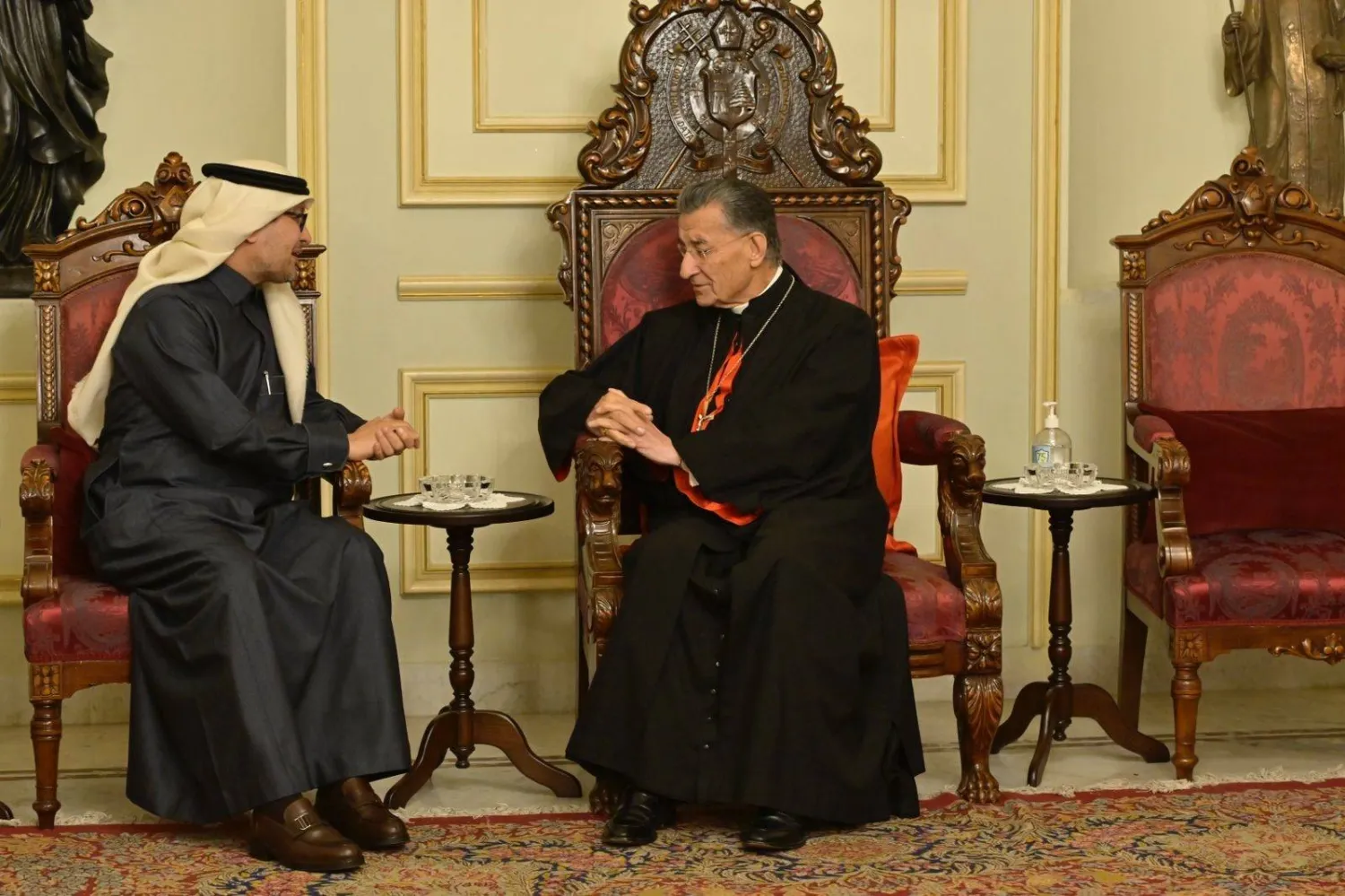 البطريرك الراعي مستقبلاً السفير بخاري (الشرق الأوسط)