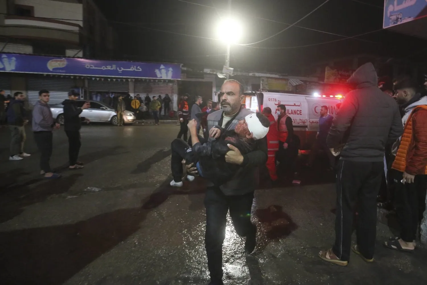 Yaralı bir adamı Gazze'nin güneyinde bulunan Refah'taki bir hastaneye taşıyan bir Filistinli.i (AP)
