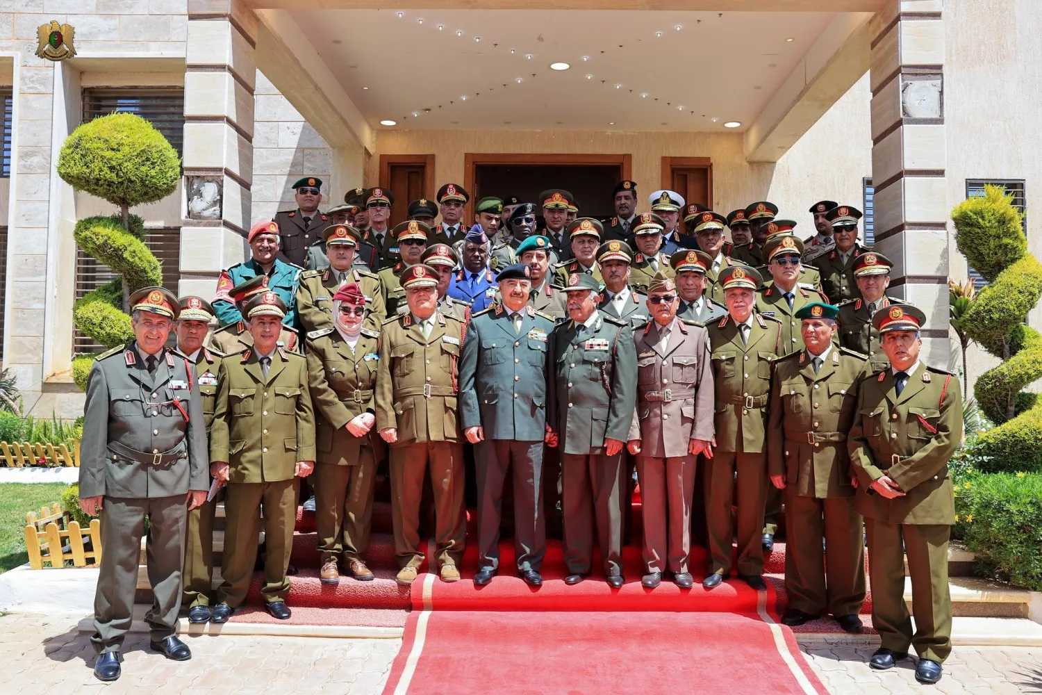 المشير خليفة حفتر قائد الجيش الوطني خلال لقاء سابق مع قيادات عسكرية في بنغازي (الجيش الوطني الليبي)