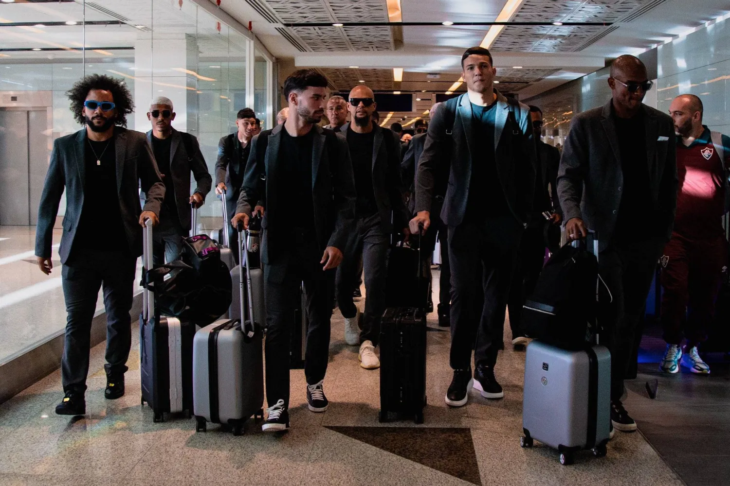 بعثة الفريق البرازيلي لدى وصولها إلى مطار جدة ويظهر النجم المخضرم مارسيلو (الشرق الأوسط)