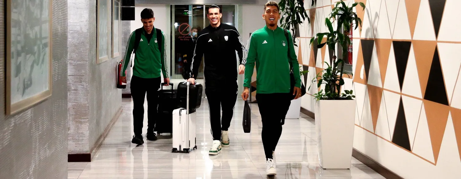 فيرمينو تقدم بعثة الأهلي التي وصلت الأربعاء إلى الرياض (النادي الأهلي)