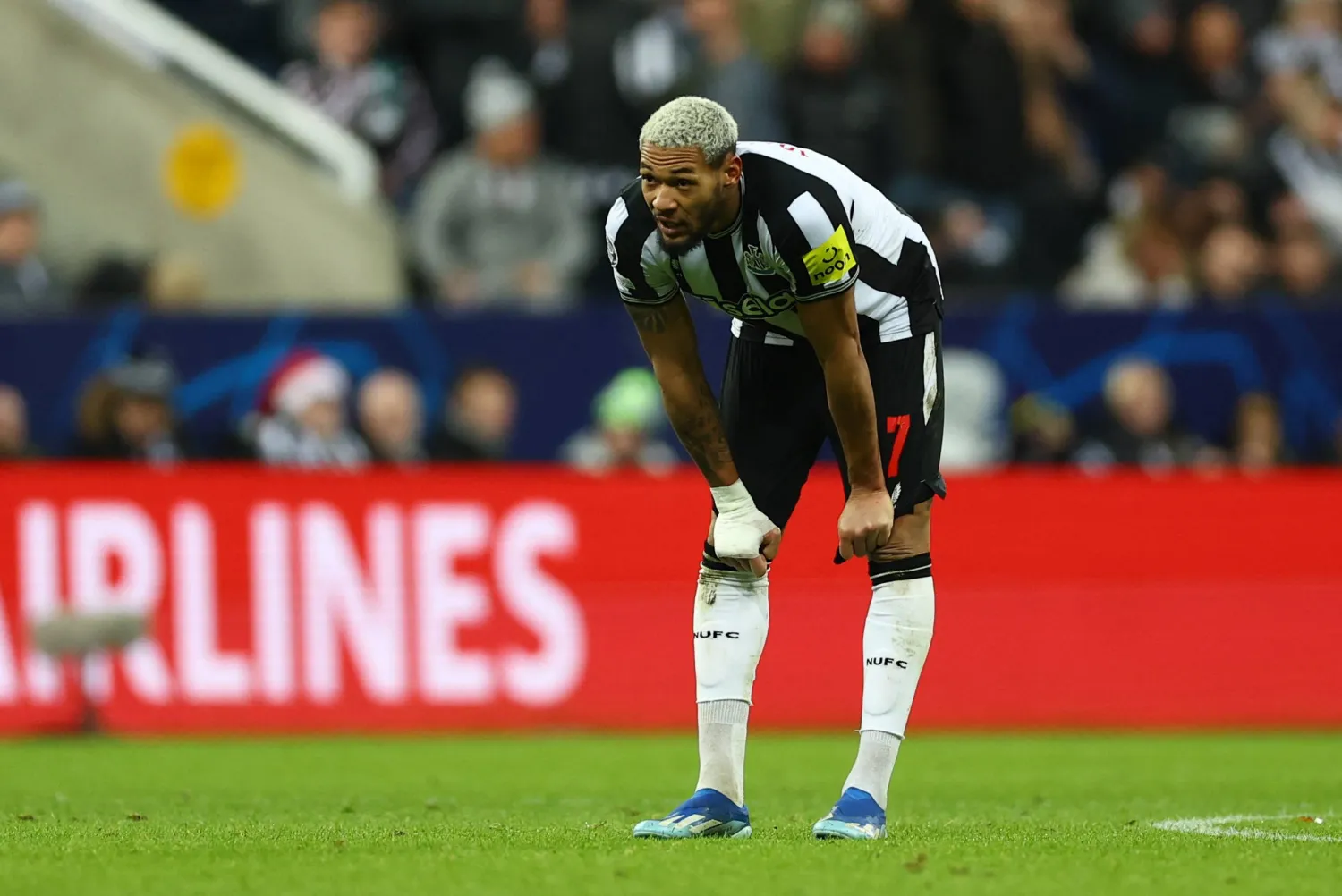 جولينتون لاعب نيوكاسل يتحسر بعد تسجيل الميلان هدفه الثاني (رويترز)