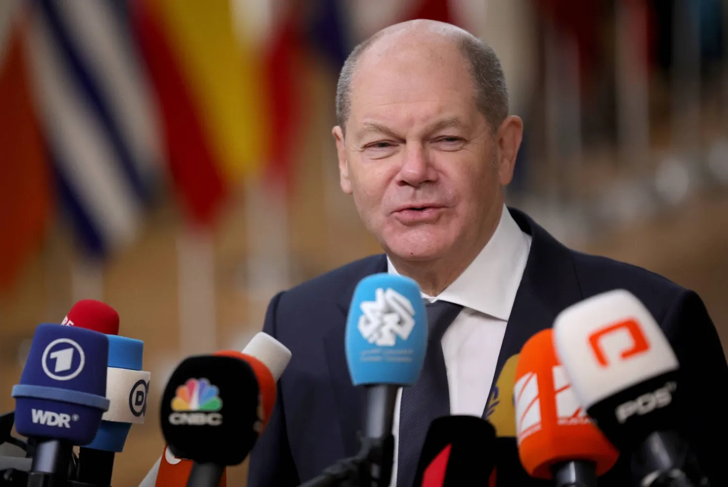 المستشار الألماني أولاف شولتس يتحدث إلى وسائل الإعلام عند وصوله لحضور المجلس الأوروبي في بروكسل ببلجيكا 14 ديسمبر 2023 (إ.ب.أ)