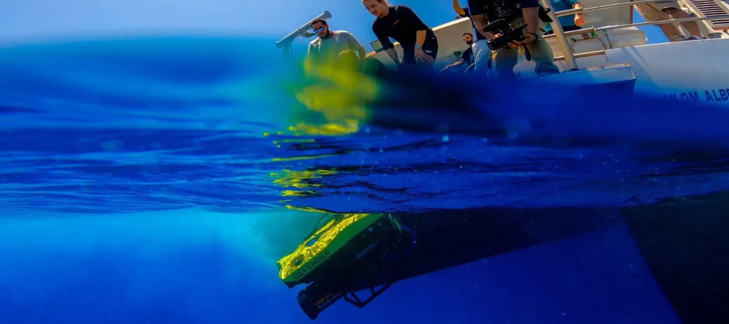 التقنية الجديدة خلال استخدامها من الفريق المختص في مشروع البحر الأحمر (الشرق الأوسط)