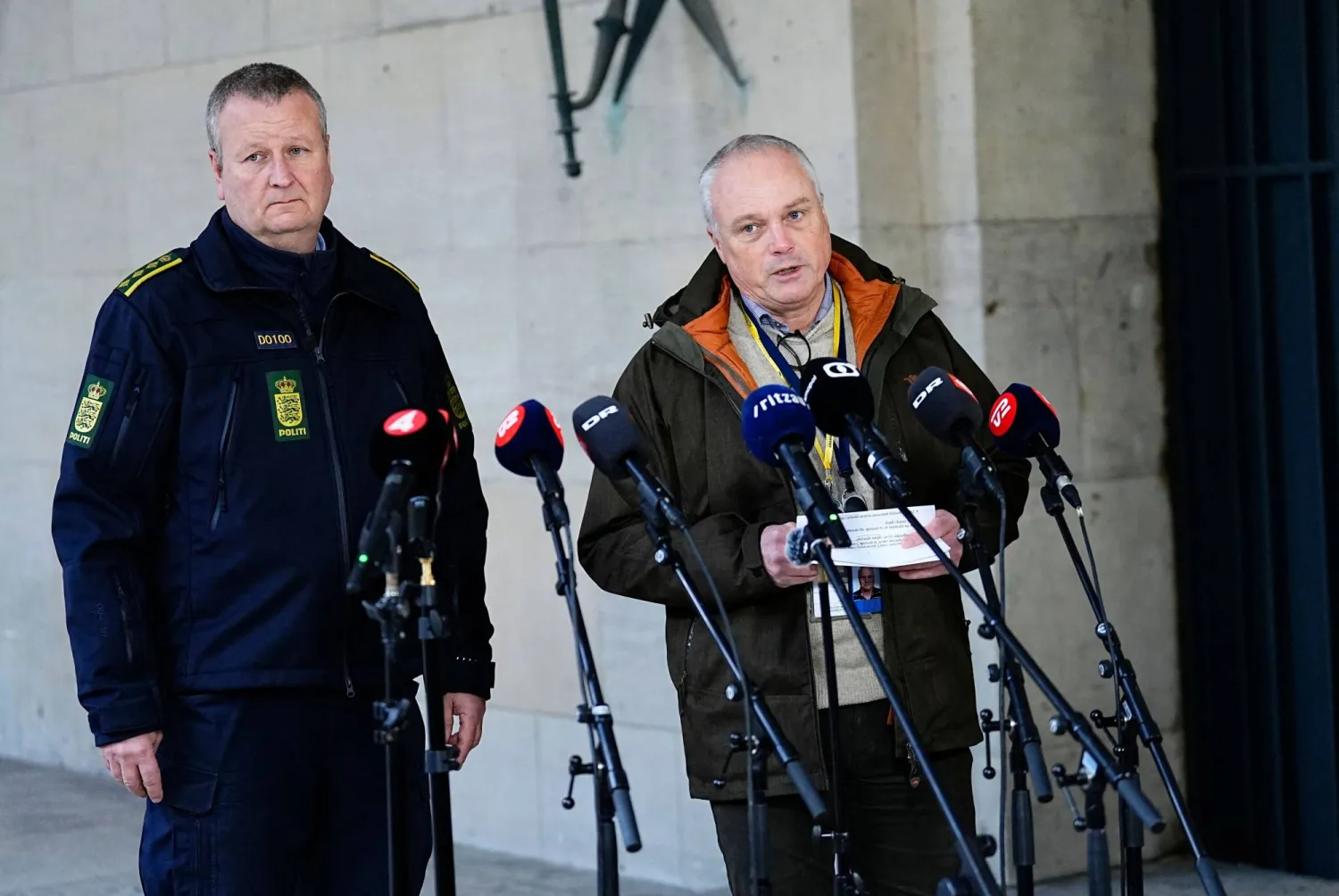 كبير مفتشي الشرطة رئيس العمليات بجهاز المخابرات الدنماركي فليمنج دريجر (يمين) وكبير مفتشي الشرطة بشرطة كوبنهاغن بيتر دال يعقدان مؤتمراً صحافياً حول عمل الشرطة المنسق الذي أدى إلى اعتقالات عدة في عملية لإحباط هجوم إرهابي مخطّط له (أ.ف.ب)