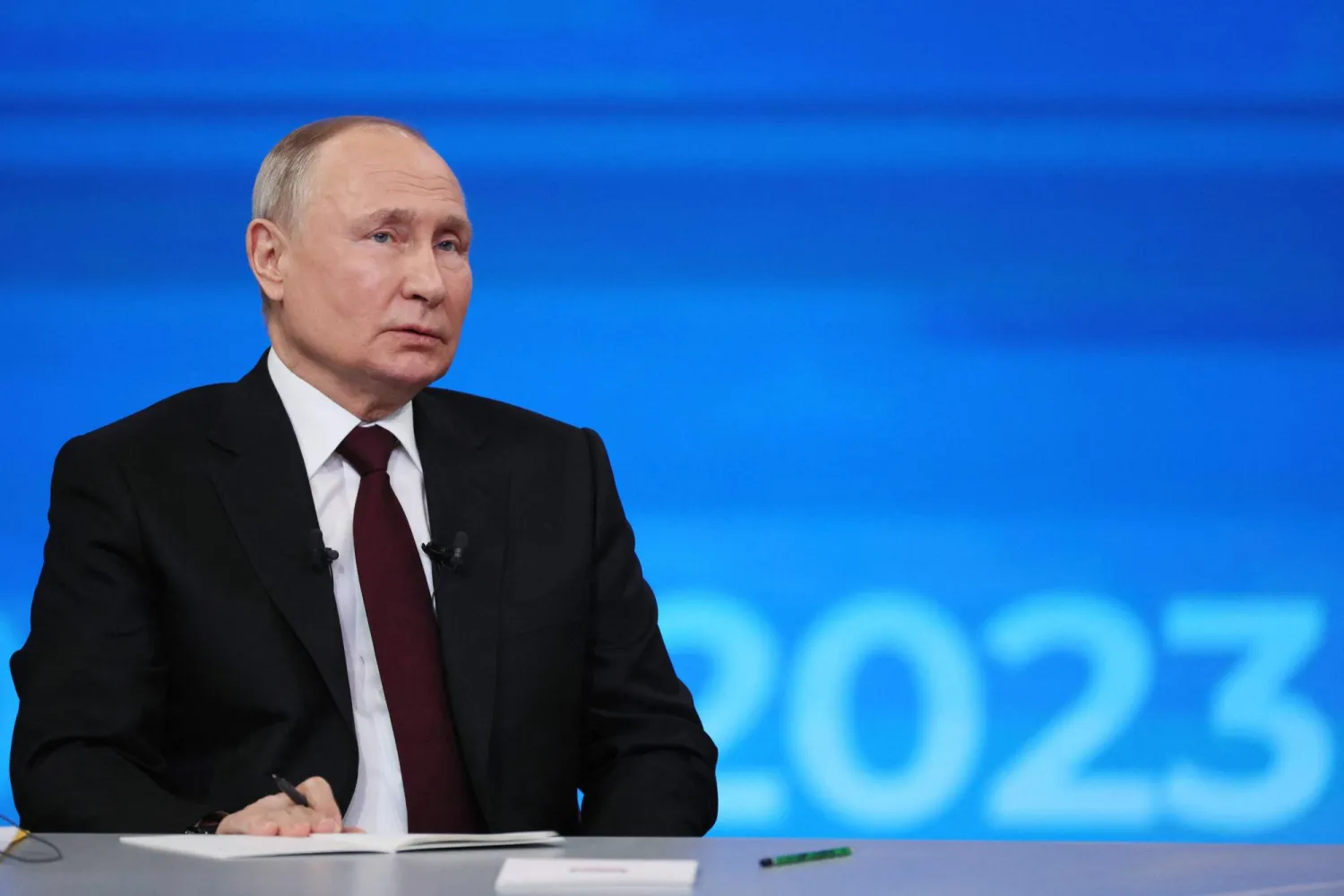 الرئيس الروسي فلاديمير بوتين خلال المؤتمر الصحافي في قاعة المعارض غوستيني دفور بوسط موسكو (أ.ف.ب)