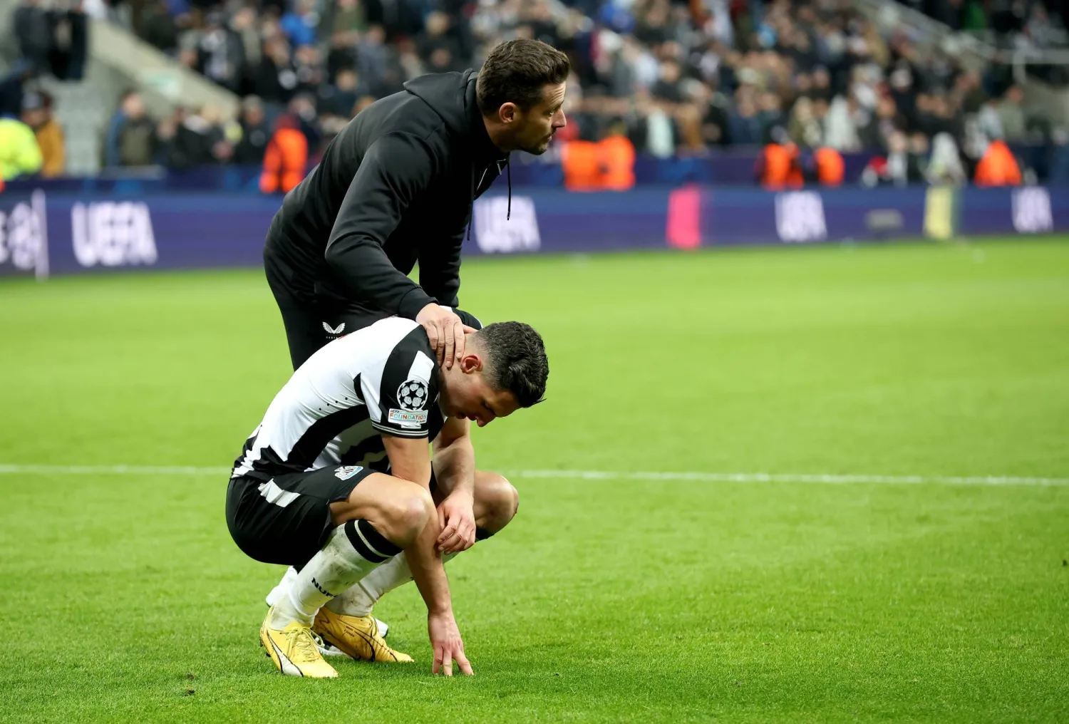 ساد الحزن على نيوكاسل بعد الخروج من دوري أبطال أوروبا (إ.ب.أ)