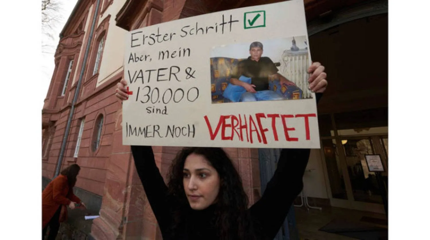 وقفة لسوريين أمام محكمة كوبلنز يناير 2022 يوم حكمها بقضية الضابط السوري أنور رسلان المتهم بارتكاب جرائم ضد الإنسانية (د.ب.أ)