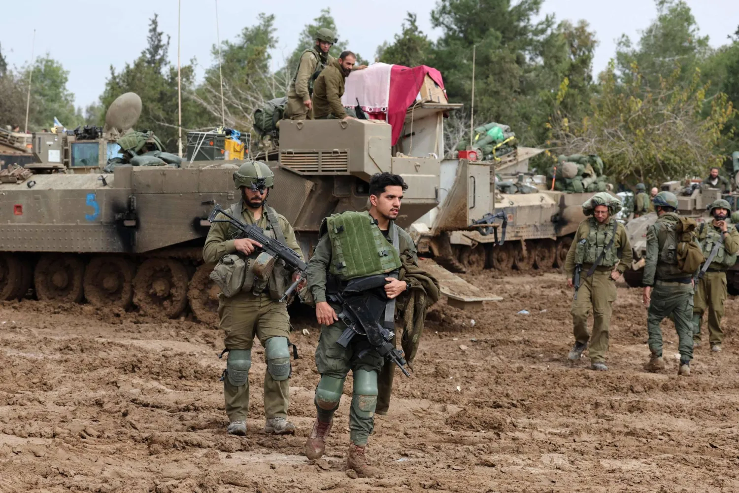 جنود إسرائيليون ينتشرون بالقرب من منطقة حدودية مع قطاع غزة في جنوب إسرائيل في 14 ديسمبر 2023 وسط المعارك المستمرة مع حركة «حماس» (أ.ف.ب)