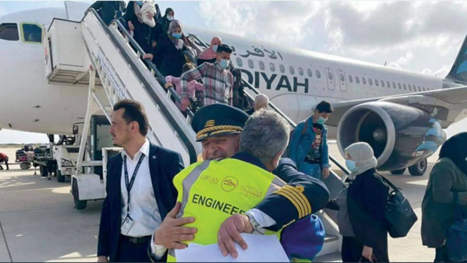 ركاب يهبطون من طائر بمطار مصراتة (أرشيفية - الخطوط الأفريقية)