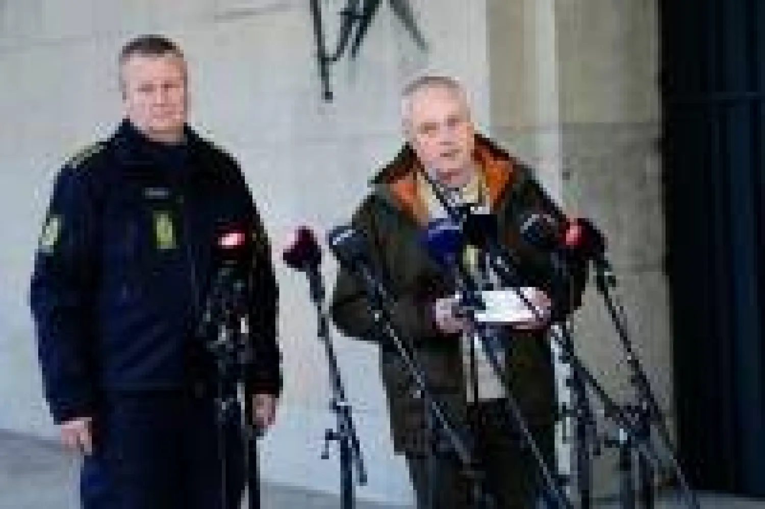 image cms category
Caption
كبير مفتشي الشرطة ورئيس العمليات لجهاز المخابرات الدنماركي فليمينغ دريير (على اليمين) وكبير مفتشي الشرطة في شرطة كوبنهاغن بيتر دال يعقدون مؤتمراً صحافياً حول أن عمل الشرطة المنسق أدى إلى عدة اعتقالات في عملية لإحباط هجوم إرهابي مخطَّط له (أ.ف.ب)