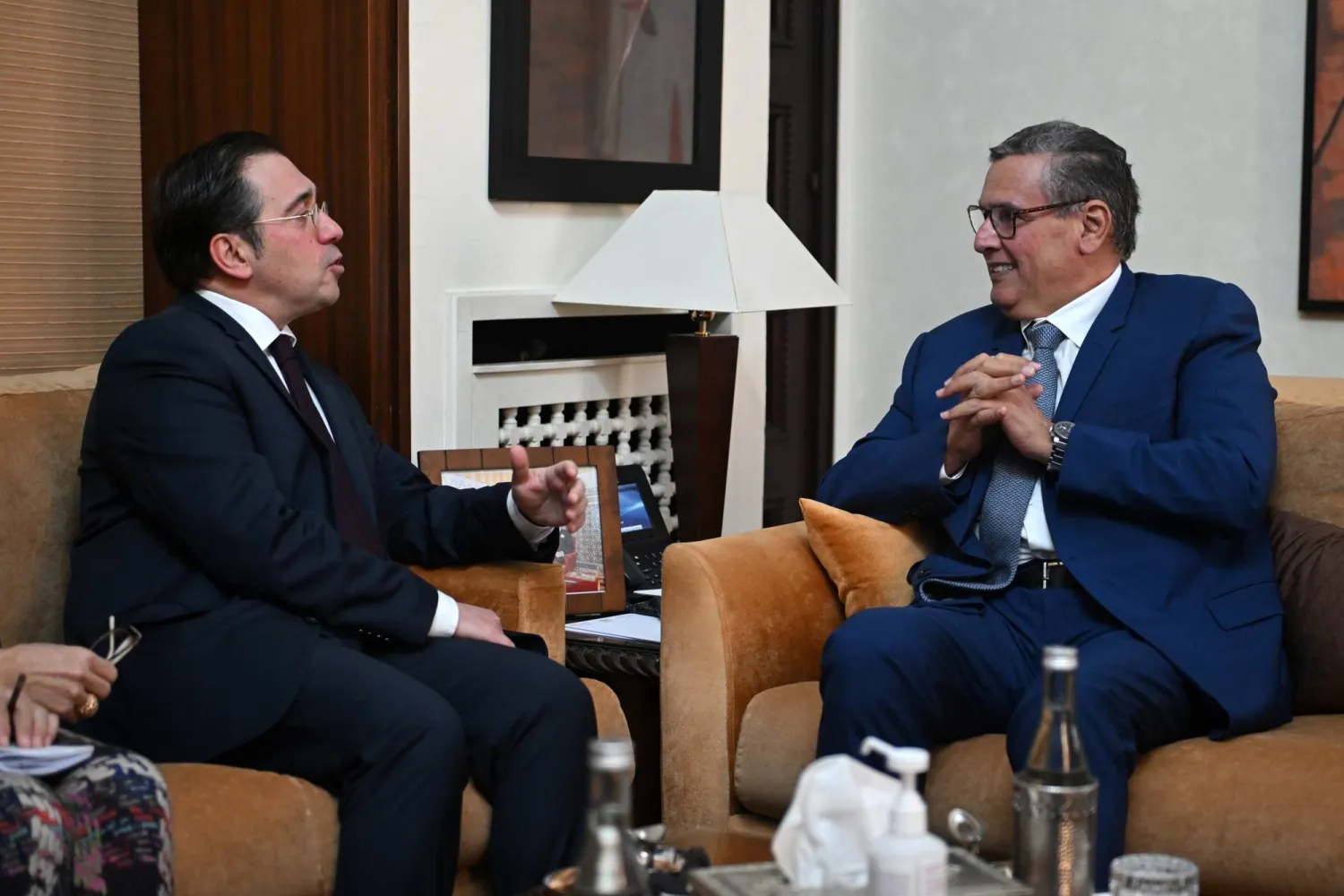  
رئيس الحكومة المغربية عزيز أخنوش لدى استقباله وزير خارجية إسبانيا (إ.ب.أ)
