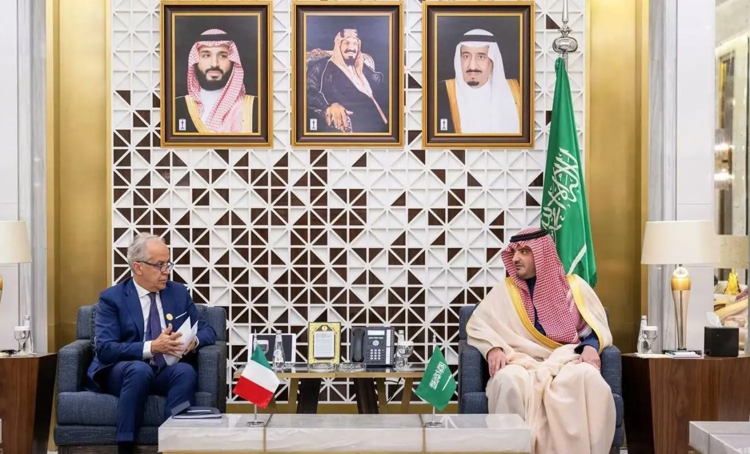 الأمير عبد العزيز بن سعود وزير الداخلية السعودي يستقبل نظيره الإيطالي ماتيو بيانتدوزي (واس)