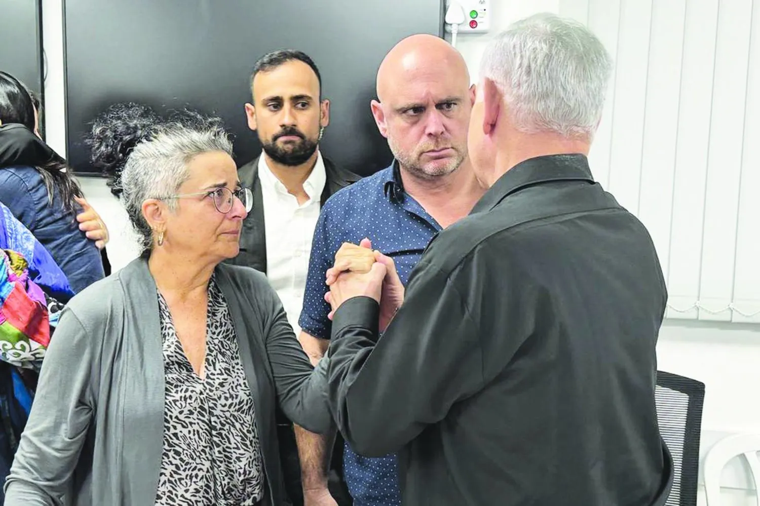 Netanyahu’nun Hamas tarafından tutulan İsrailli rehinelerin aileleriyle yaptığı toplantıdan bir kare (DPA)