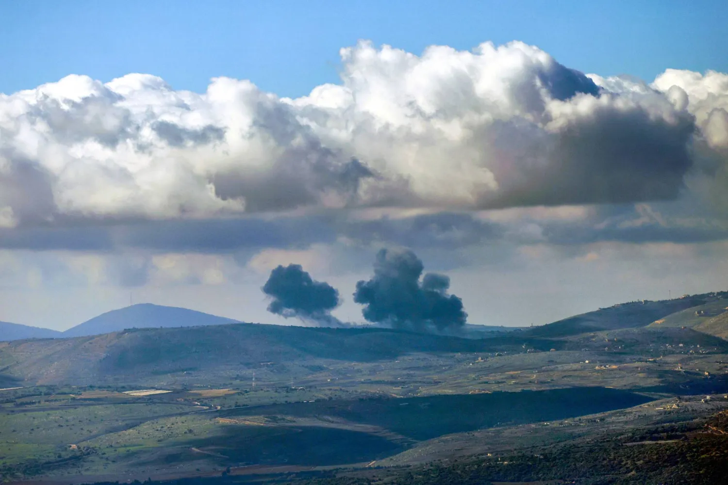 الدخان يتصاعد من مواقع قصفتها إسرائيل في جنوب لبنان (أ.ف.ب)