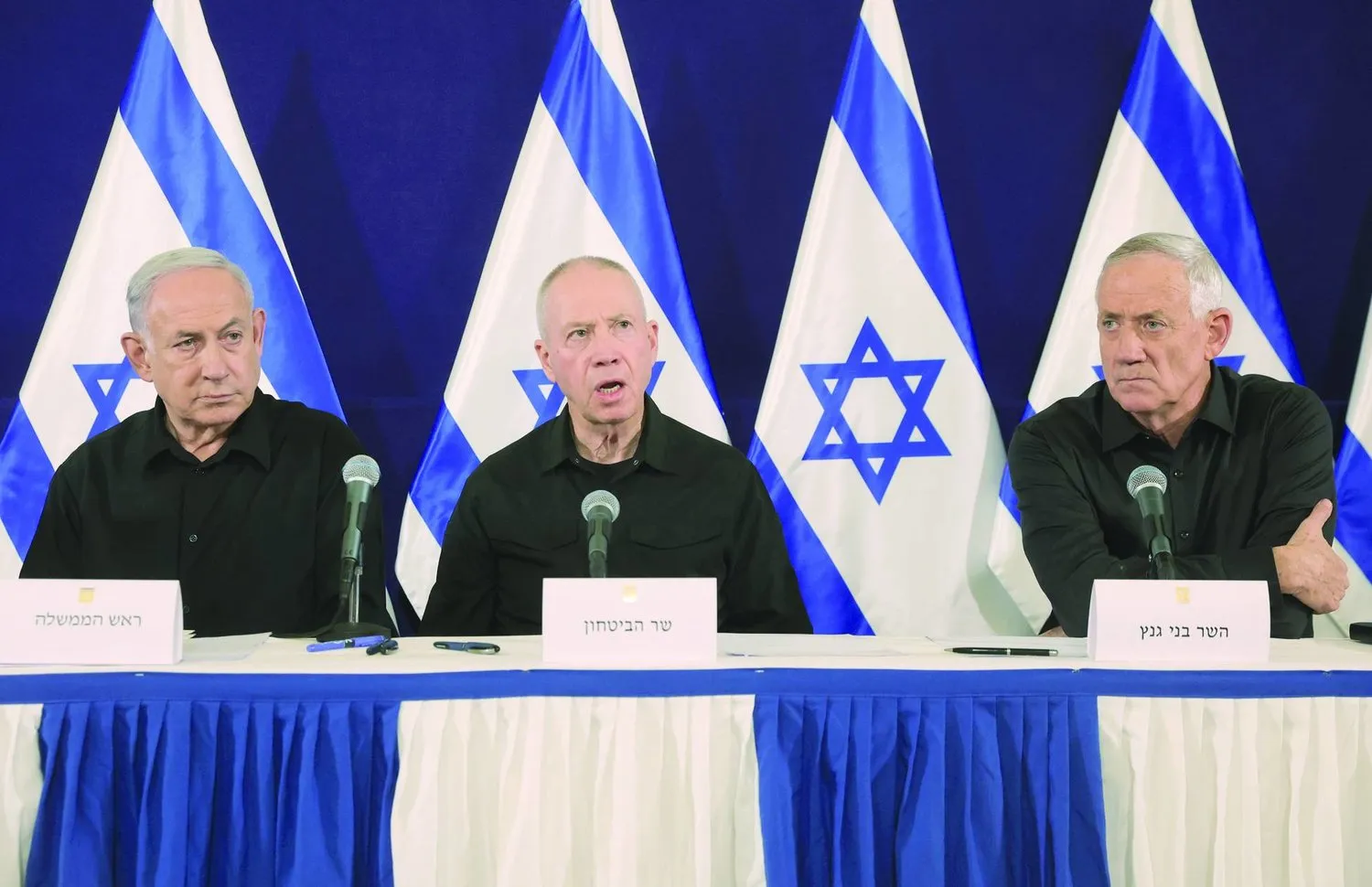 Netanyahu, Savunma Bakanı Yoav Gallant ve Savaş Kabinesi üyesi Benny Gantz ile 28 Ekim’de, Tel Aviv’de basın toplantısı düzenledi. (EPA)