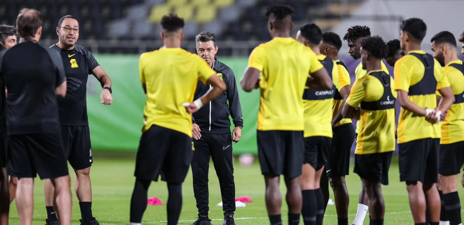 غاياردو يوجه لاعبي الاتحاد قبل التدريب الأخير (نادي الاتحاد)