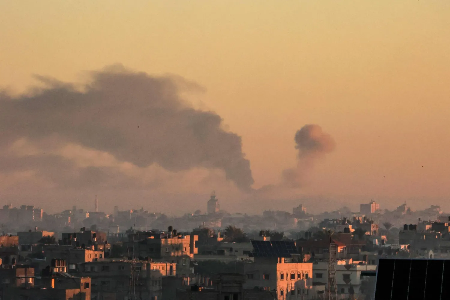 صورة ملتقَطة من رفح تُظهِر الدخان يتصاعد فوق خان يونس جنوب قطاع غزة خلال القصف الإسرائيلي في 15 ديسمبر 2023 (أ.ف.ب)