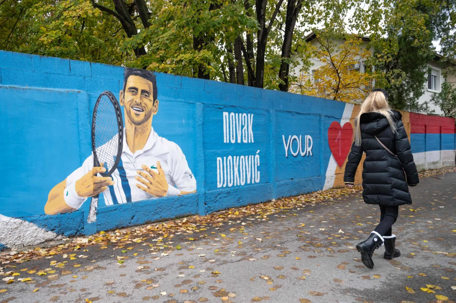 نوفاك ديوكوفيتش مرسوم جدارياً في شارع ببلغراد (أ.ف.ب)