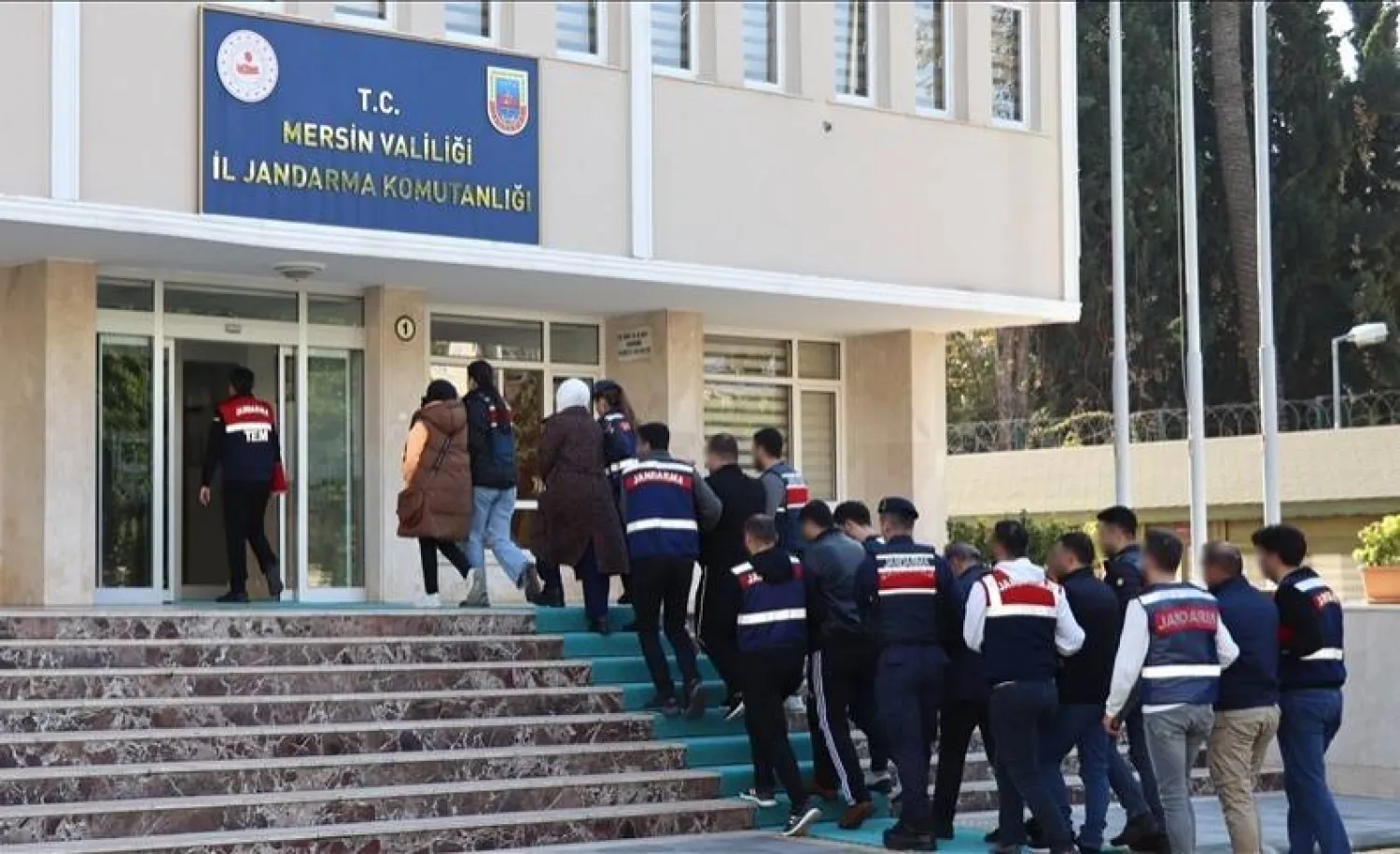 صورة موزعة من المديرية العامة لقوات الشرطة في ولاية مرسين التركية لعناصر «داعش» بعد القبض عليهم