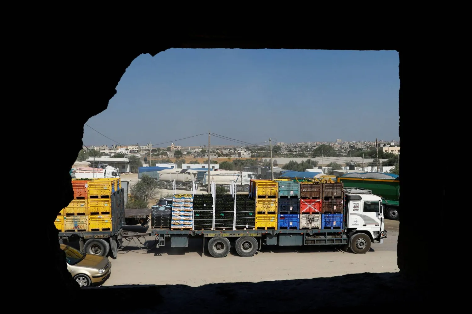 ضباط شرطة فلسطينيون يسيرون عند معبر كرم أبو سالم التجاري، بينما تنهي إسرائيل الحظر على الصادرات من غزة في رفح بجنوب قطاع غزة 10 سبتمبر 2023 (رويترز)