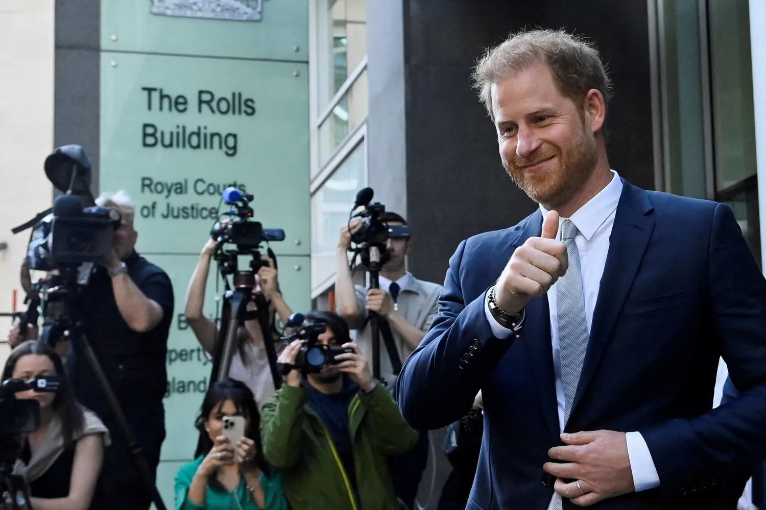İngiliz Prensi Harry Londra'daki Yüksek Mahkeme binasını terk etti (Reuters)