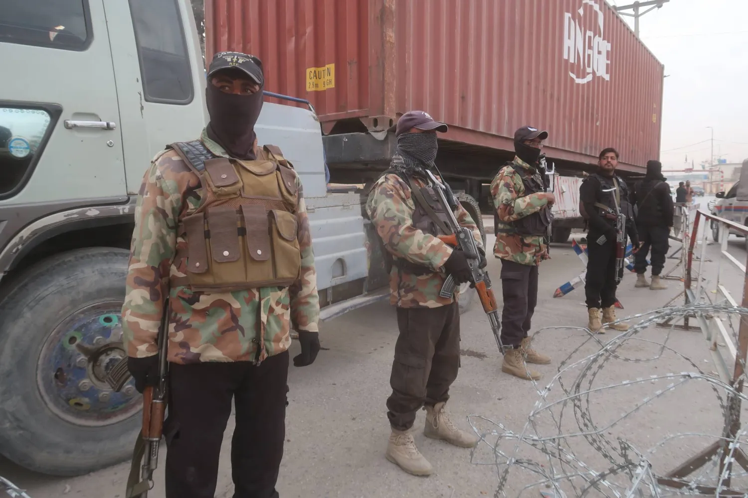 مسؤولو أمن باكستانيون يقفون للحراسة عند نقطة تفتيش في كويتا وسط إجراءات أمنية مشددة في أعقاب تفجير انتحاري مميت استهدف جنوداً باكستانيين في ديرة إسماعيل خان بباكستان الخميس (إ.ب.أ)